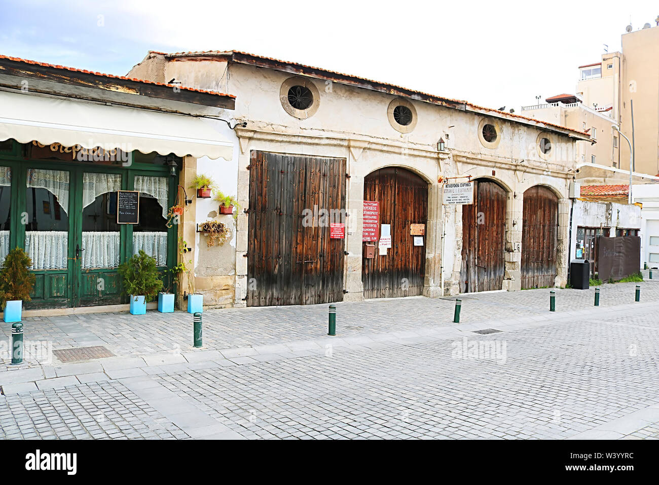 LARNACA, ZYPERN - MÄRZ 03, 2019: Pavlou Valsamaki Straße, eine touristische Straße, die zu der Kirche des Hl. Lazarus Stockfoto