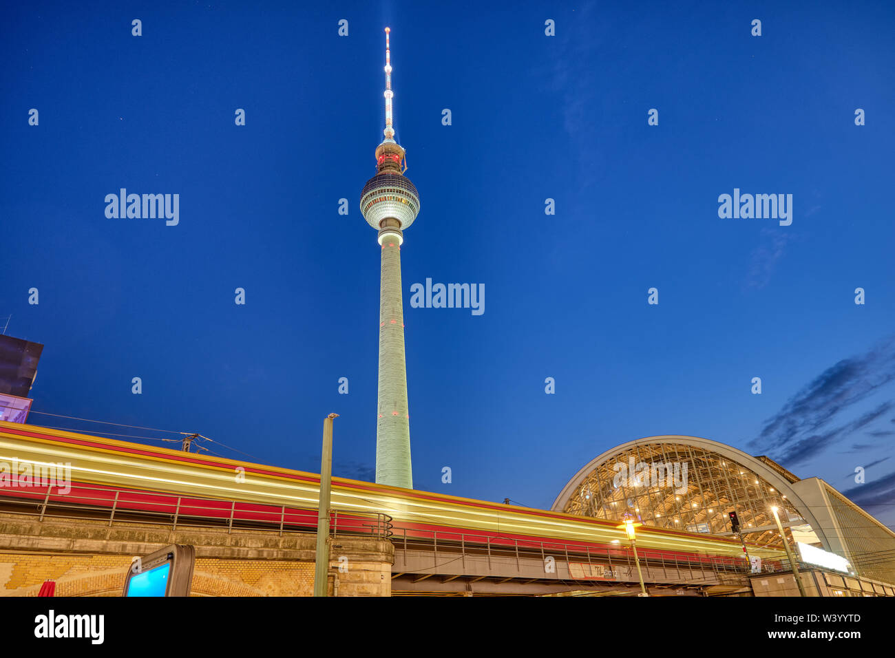 S-Bahn, Haltestelle Alexanderplatz in Berlin bei Nacht Stockfoto