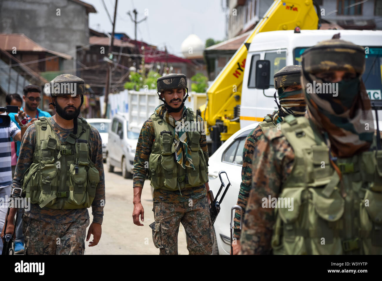 Indische Regierung Kräfte Spaziergang an der Lal Chowk Bereiche nach einem gelegentlichen Suche Betrieb in Srinagar. Indische Regierung Kräfte eine zufällige Suche Operation in der Lal Chowk in Srinagar nach der Intelligenz über die Bewegung der vermuteten Militanten. Stockfoto