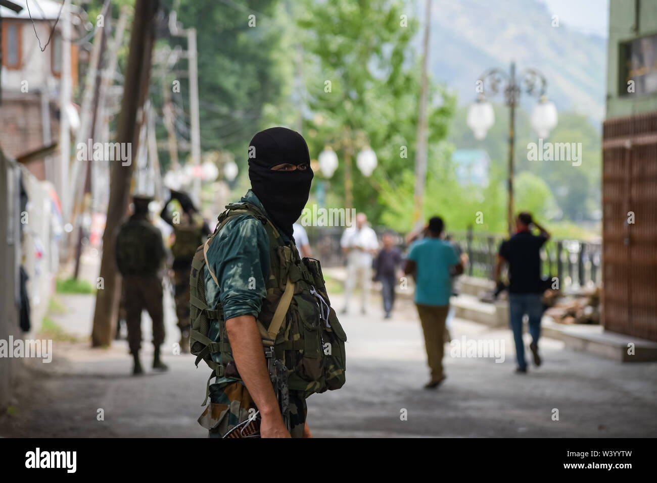 Eine indische Security Officer sieht in der Lal Chowk Bereich nach einer zufälligen Suche Betrieb in Srinagar. Indische Regierung Kräfte eine zufällige Suche Operation in der Lal Chowk in Srinagar nach der Intelligenz über die Bewegung der vermuteten Militanten. Stockfoto