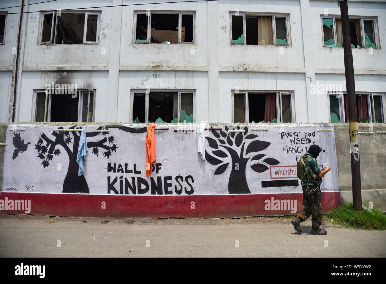 Eine indische Security Officer Spaziergänge Vergangenheit Graffiti im Lal Chowk Bereich während einer zufälligen Suche Betrieb in Srinagar. Indische Regierung Kräfte eine zufällige Suche Operation in der Lal Chowk in Srinagar nach der Intelligenz über die Bewegung der vermuteten Militanten. Stockfoto
