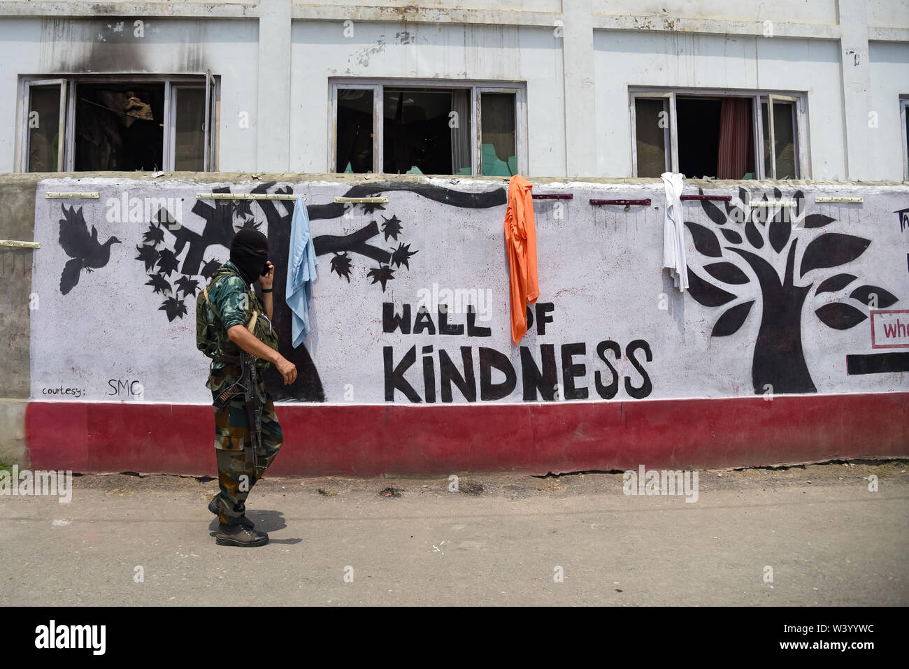 Eine indische Sicherheitskräfte Spaziergänge Vergangenheit ein Graffiti an der Lal Chowk Gebieten während eines gelegentlichen Suche Betrieb in Srinagar. Indische Regierung Kräfte eine zufällige Suche Betrieb an der Lal Chowk in Srinagar nach der Eingänge über die Bewegung der vermuteten Militanten gestartet. Stockfoto