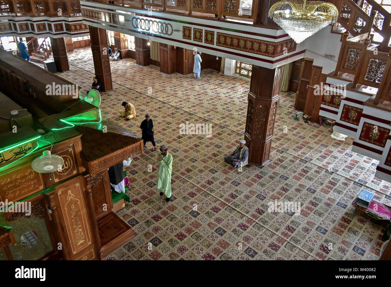 Kaschmir Anhänger beten im Heiligtum von Sheikh Noor-ud-Din Wali (RA) Budgam Bezirk, ungefähr 40 km von Srinagar, die Hauptstadt von J&K das Heiligtum gilt als einer der am meisten unantastbar Muslimischen Heiligtümer in Kaschmir. Der Schrein wurde wieder aufgebaut, nachdem es in einem Langwierigen stand zerstört wurde zwischen der Armee und der Militanten im Jahr 1995. Stockfoto