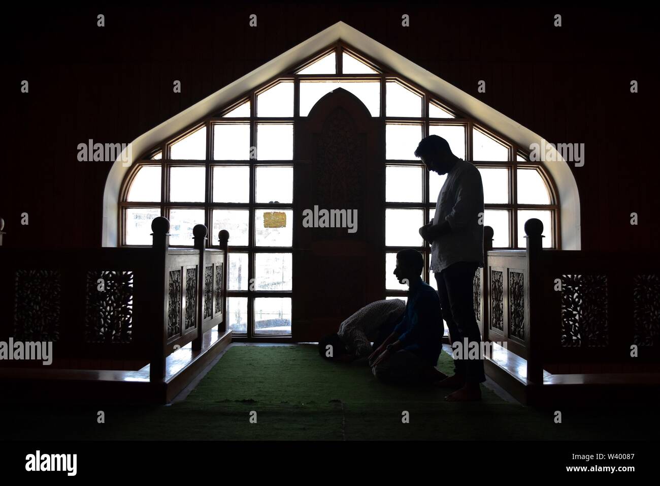 Kaschmirische Muslime beten am Schrein des Sheikh Noor-ud-Din Wali (RA) Budgam Bezirk, ungefähr 40 km von Srinagar, die Hauptstadt von J&K das Heiligtum gilt als einer der am meisten unantastbar Muslimischen Heiligtümer in Kaschmir. Der Schrein wurde wieder aufgebaut, nachdem es in einem Langwierigen stand zerstört wurde zwischen der Armee und der Militanten im Jahr 1995. Stockfoto