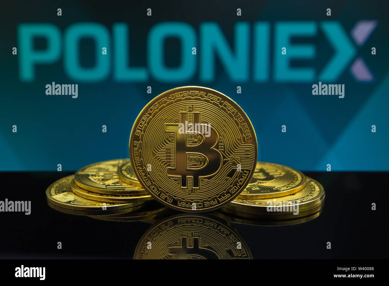 Ein großer Bitcoin cryptocurrency Münze in der Mitte und andere bitcoin Münzen sowohl von vorne in Poloniex crypto Markt. Die Pyramide von bitcoin Stockfoto