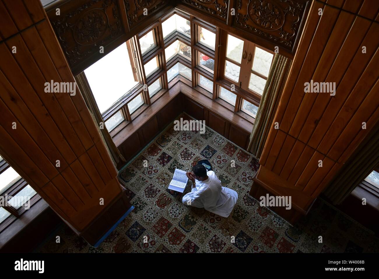 Ein Devotee rezitiert die heiligen Quran im Heiligtum von Sheikh Noor-ud-Din Wali (RA) Budgam Bezirk, ungefähr 40 km von Srinagar, die Hauptstadt von J&K das Heiligtum gilt als einer der am meisten unantastbar Muslimischen Heiligtümer in Kaschmir. Der Schrein wurde wieder aufgebaut, nachdem es in einem Langwierigen stand zerstört wurde zwischen der Armee und der Militanten im Jahr 1995. Stockfoto