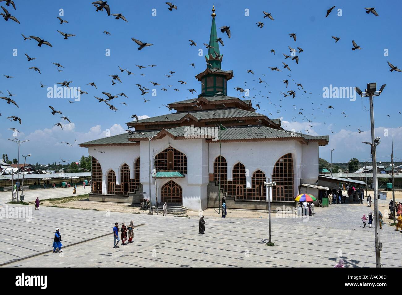 Devotees Spaziergang rund um das Gelände der Schrein des Sheikh Noor-ud-Din Wali (RA) Budgam Bezirk, ungefähr 40 km von Srinagar, die Hauptstadt von J&K, Indien. Der Schrein ist einer der am meisten unantastbar Muslimischen Heiligtümer in Kaschmir. Der Schrein wurde wieder aufgebaut, nachdem es in einem Langwierigen stand zerstört wurde zwischen der Armee und der Militanten im Jahr 1995. Stockfoto