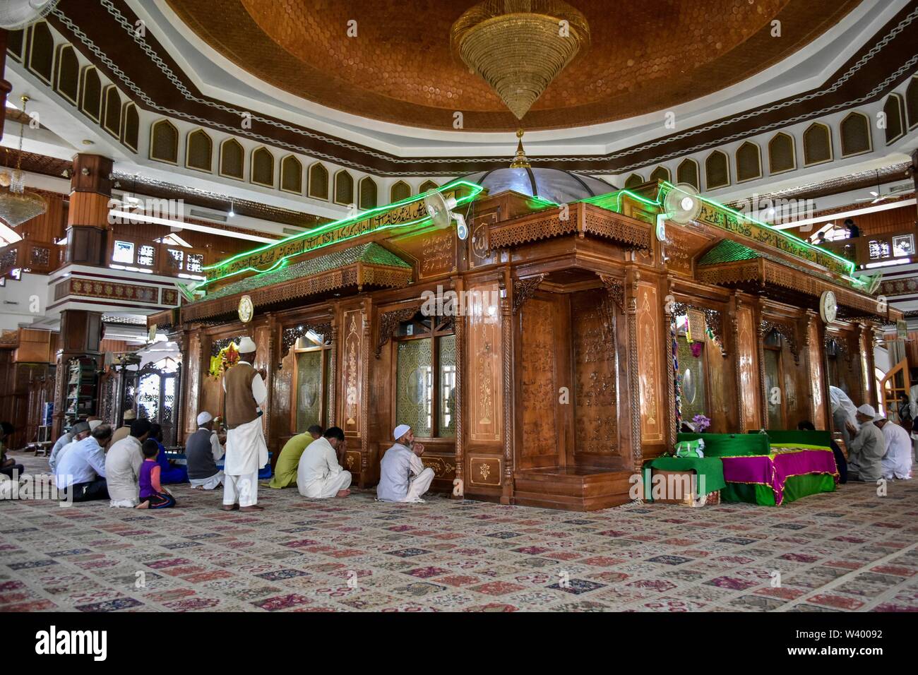 Kaschmir Anhänger beten im Heiligtum von Sheikh Noor-ud-Din Wali (RA) Budgam Bezirk, ungefähr 40 km von Srinagar, die Hauptstadt von J&K das Heiligtum gilt als einer der am meisten unantastbar Muslimischen Heiligtümer in Kaschmir. Der Schrein wurde wieder aufgebaut, nachdem es in einem Langwierigen stand zerstört wurde zwischen der Armee und der Militanten im Jahr 1995. Stockfoto