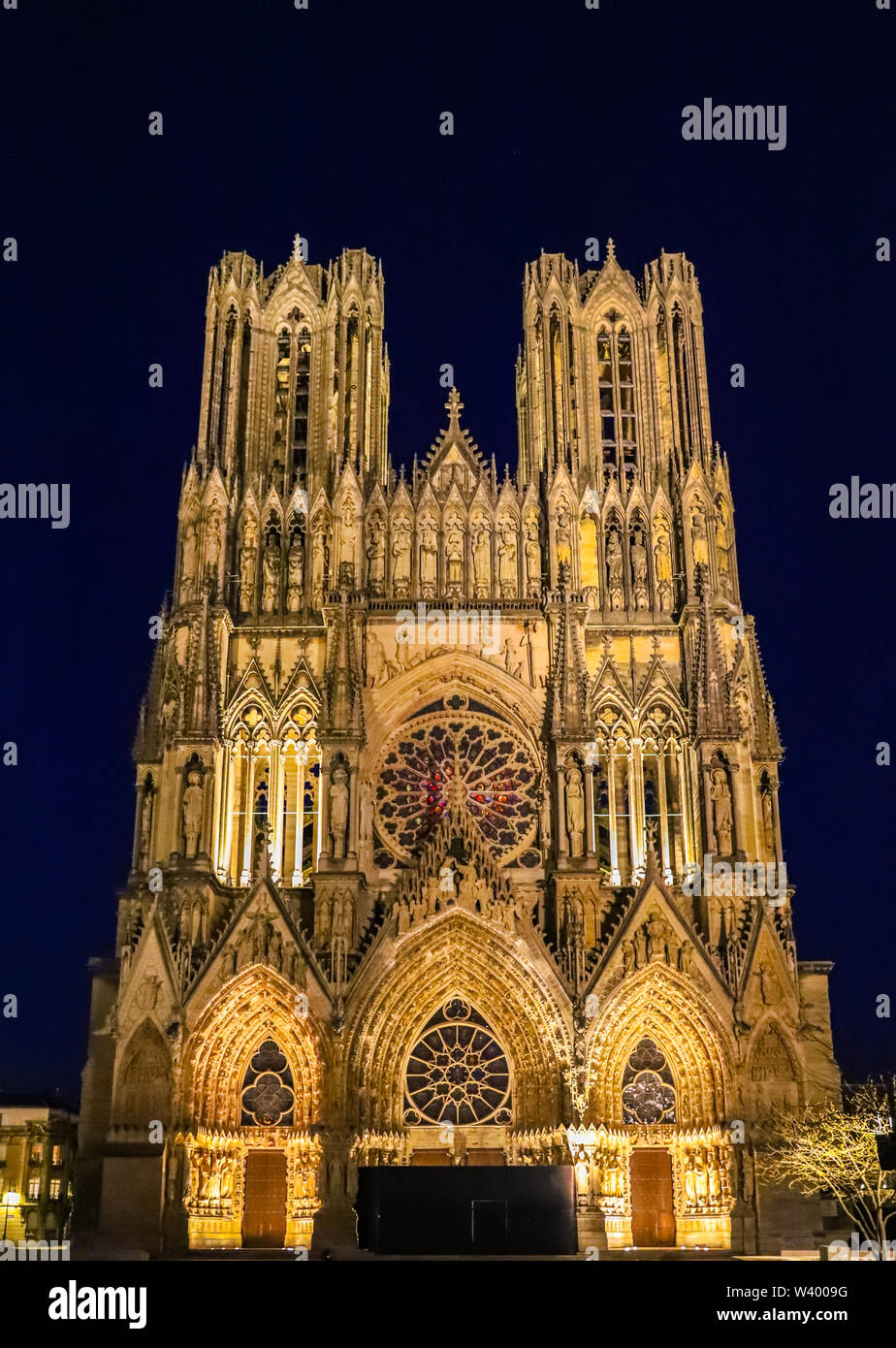 Reims, Frankreich, Notre-Dame de Reims Kathedrale bei Nacht Stockfoto