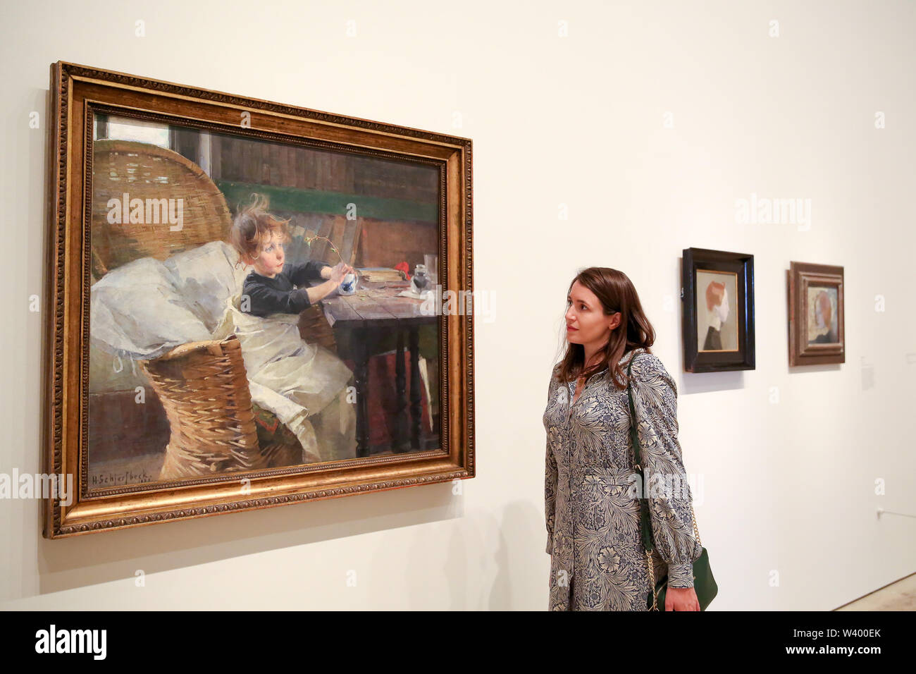 Ein Mitarbeiter mit Blick auf die Malerei des Helene SCHJERFBECK' Die Rekonvaleszenten (1888)" an der Königlichen Akademie der Künste in der Vorschau Ihrer ersten Ausstellung in London. Die Ausstellung zeigt rund 65 Porträts, Landschaften und Stillleben, Dokumentation der Entwicklung von Helene Schjerfbeck's Arbeit von einem naturalistischen Stil von Französischen Salon Maler in der frühen 1880er Jahre inspiriert, zu einem Radikal abstrahiert und modernen Ansatz aus der Wende des 20. Jahrhunderts. Die Ausstellung läuft vom 20. Juli bis 27. Oktober 2019. Stockfoto