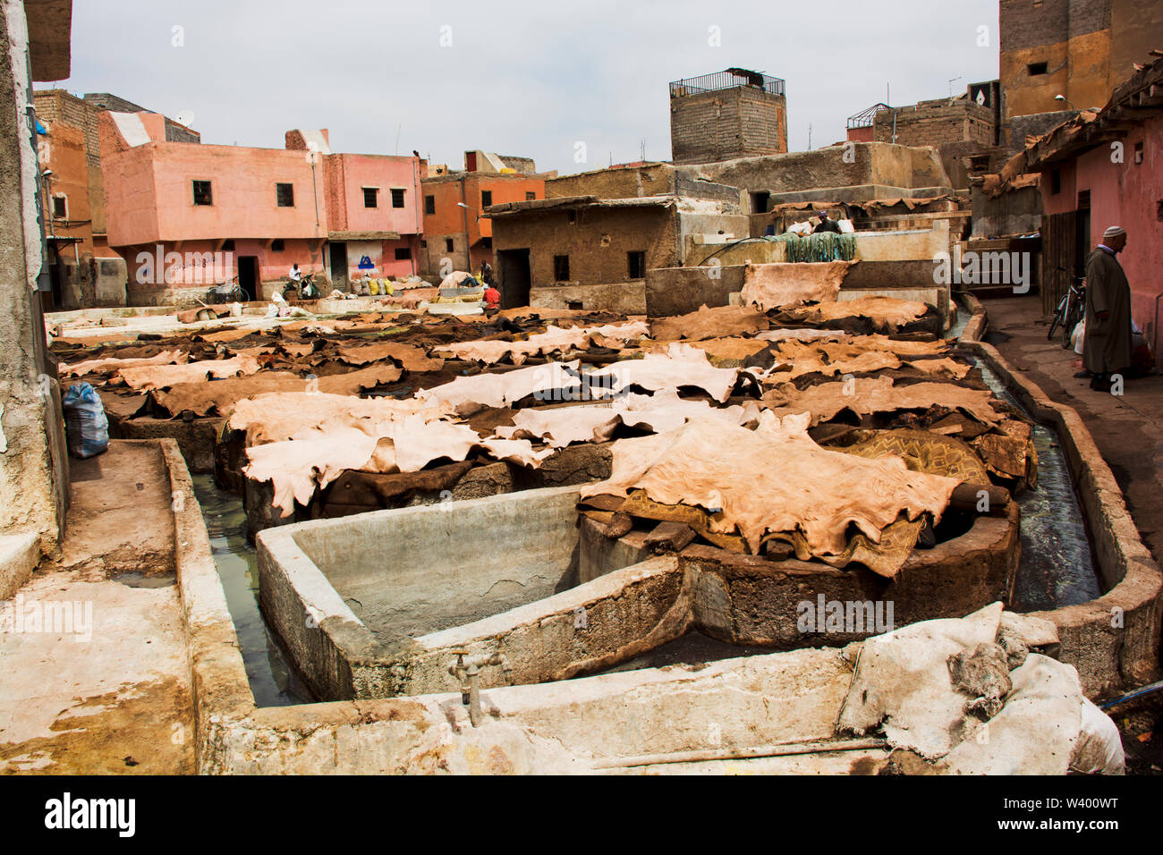 Traditionelle marokkanische Gerbereien im Viertel Medina, Marrakesch, Marokko, Nordafrika gerben Tierhäute Stockfoto