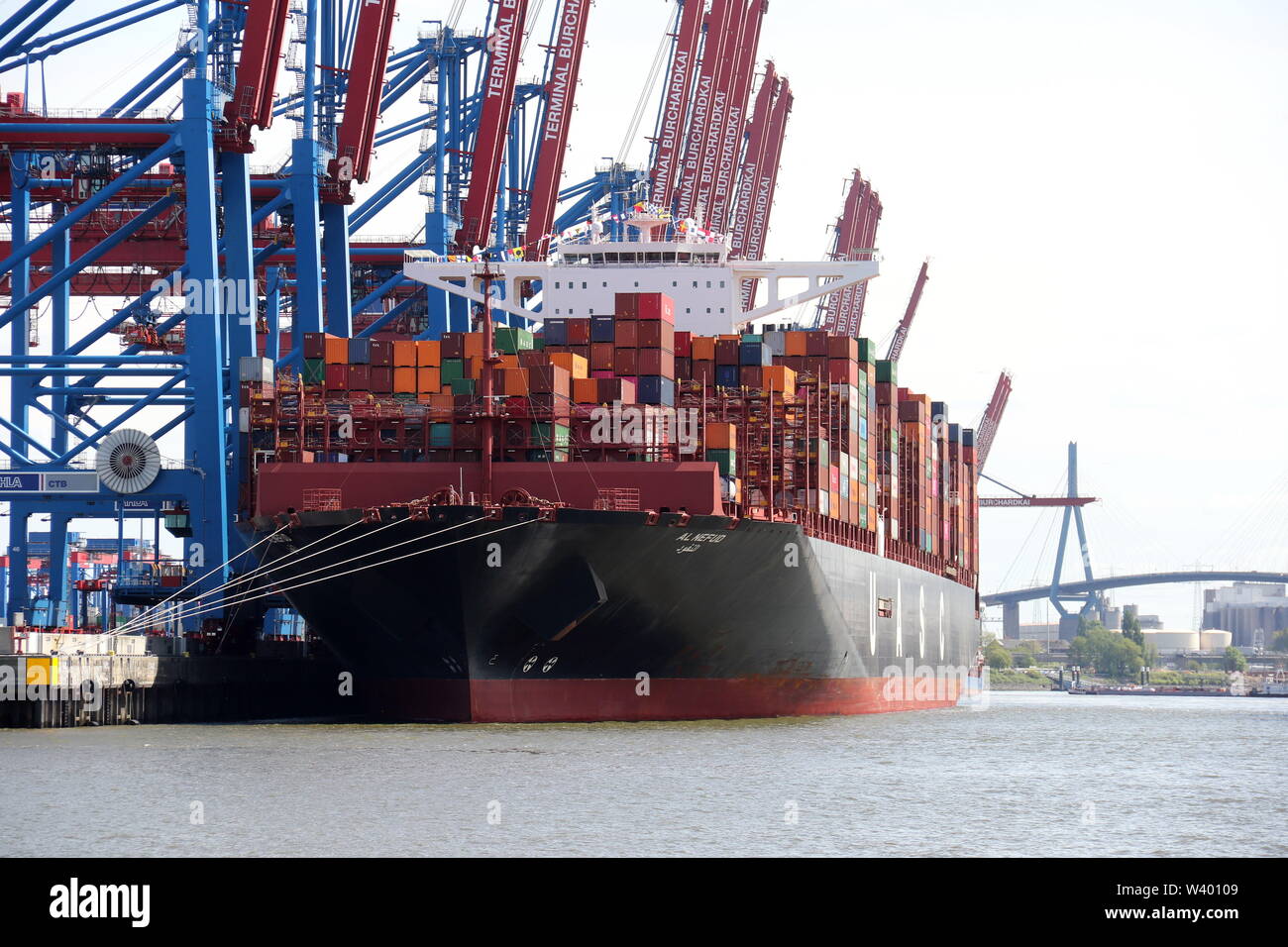 Das containerschiff Al Wüste Nefud wurde am 11. Mai 2019 im Hamburger Hafen geladen. Stockfoto
