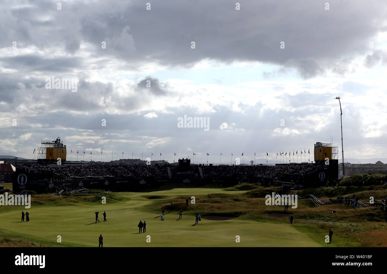 Allgemeine Ansicht des 18 Grün während des Tages eine der Open Championship 2019 im Royal Portrush Golf Club. Stockfoto