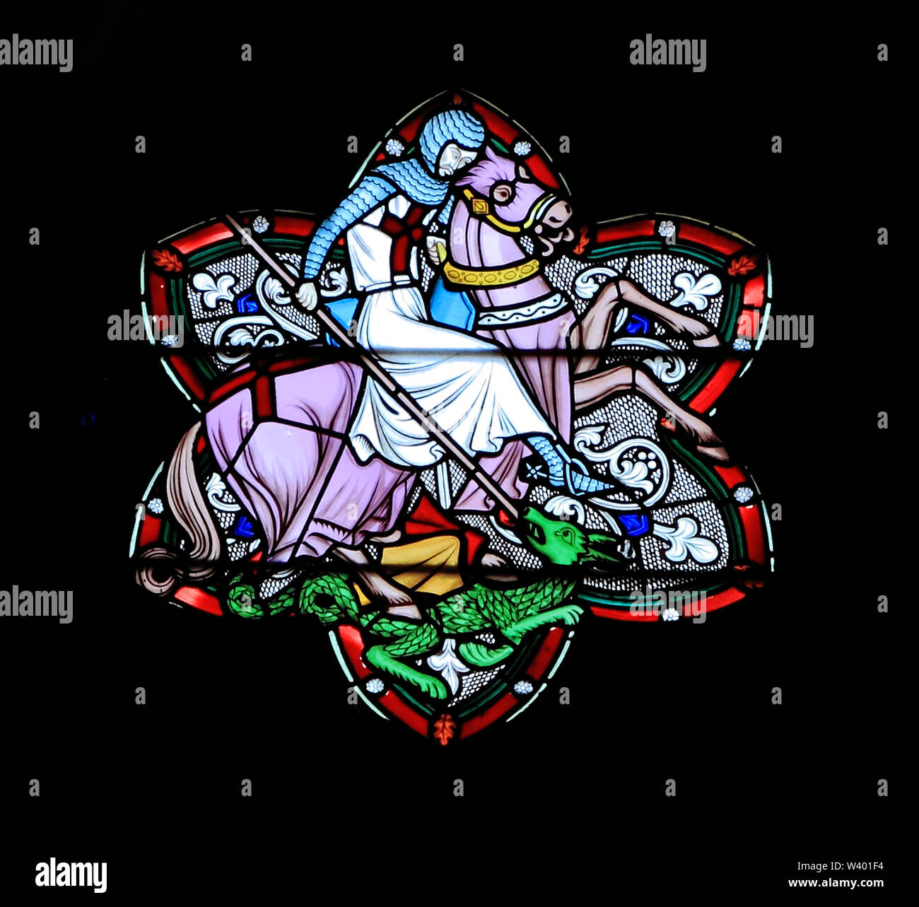 St. George slaying Dragon, Glasmalerei Witwe, von Frederick Preedy, Glas aus dem 19. Jahrhundert, dem Schutzpatron von England, Pferd, Lanze Stockfoto