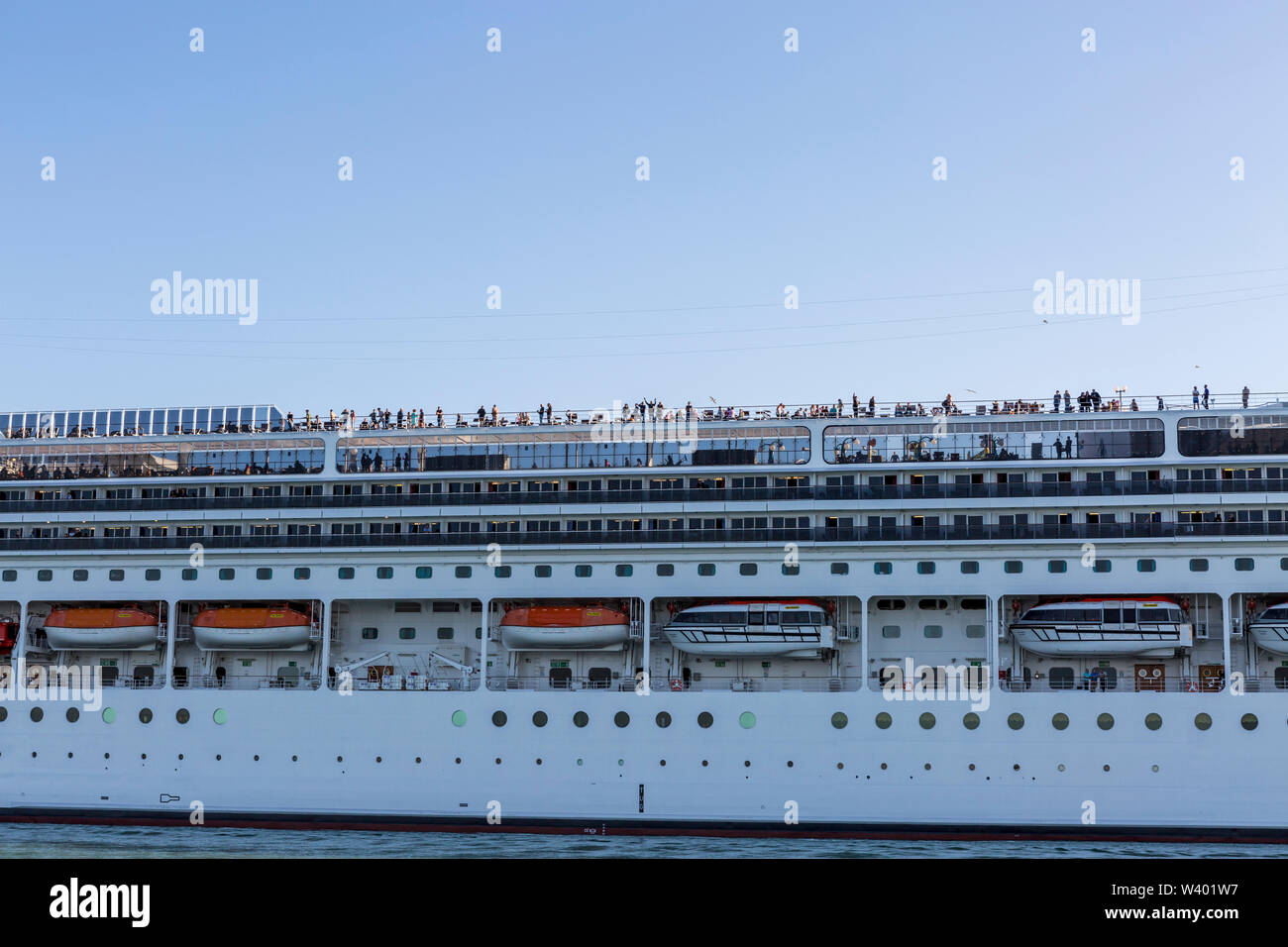 Nahaufnahme von einem Querschnitt von einem der vielen Kreuzfahrtschiffe ankommen in Venedig auf einer täglichen Basis, die eine große Anzahl von Touristen Stockfoto