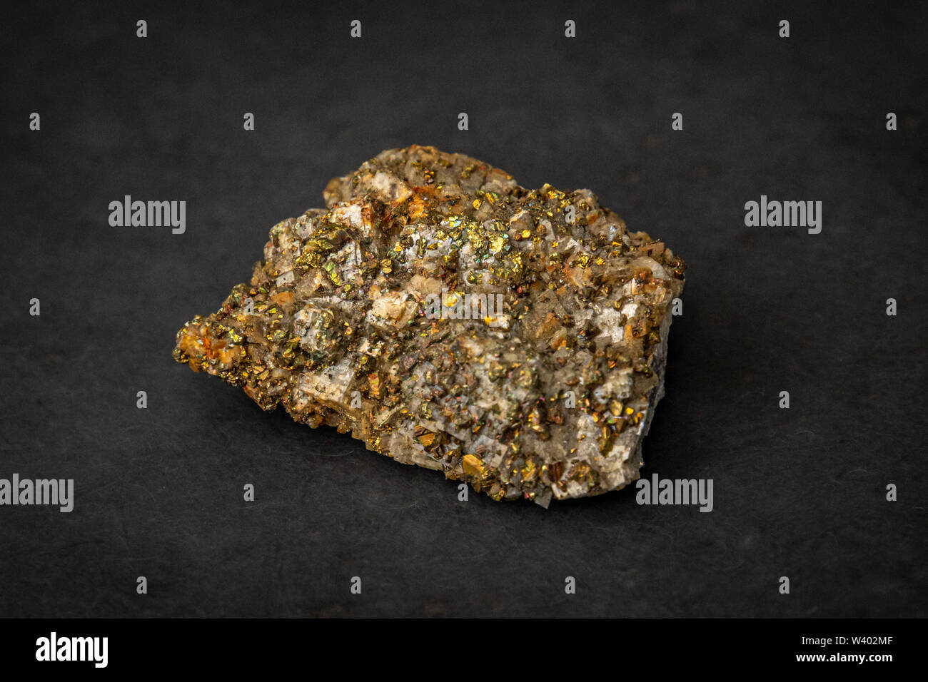 Cat Gold gelb Edelstein mit Fragmenten von Gold als Mineral Stockfotografie  - Alamy