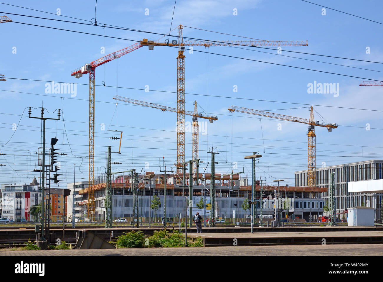 Mannheim, Deutschland - Juli 2019: Big bau Bereich durch mehrere orange Turmdrehkrane neben Hauptbahnhof umgeben Stockfoto