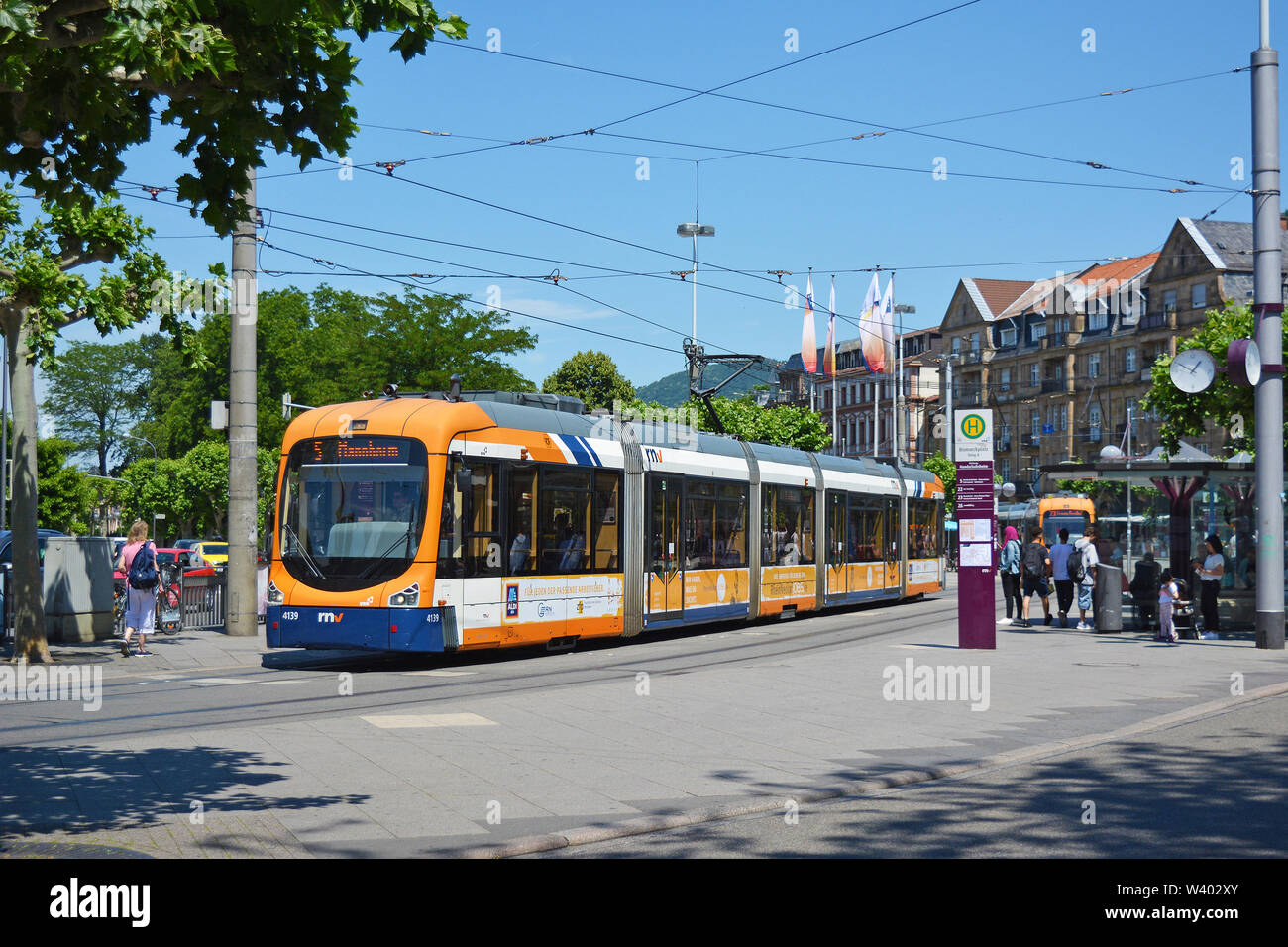 Heidelberg, Deutschland - Juli 2019: Zentrum "Bismarkplatz' mit Bahn und Bus Junction und Menschen an einem sonnigen Tag, Linie Nummer 5 warten Stockfoto
