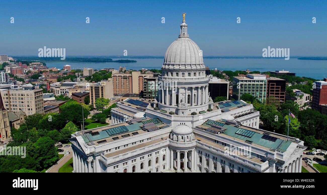 Spektakulär, Luftaufnahme von Wisconsin State Capitol Gebäude und das Grundstück um Capitol Square in sonniger, klarer Morgen, Madison, Wisconsin, USA Stockfoto