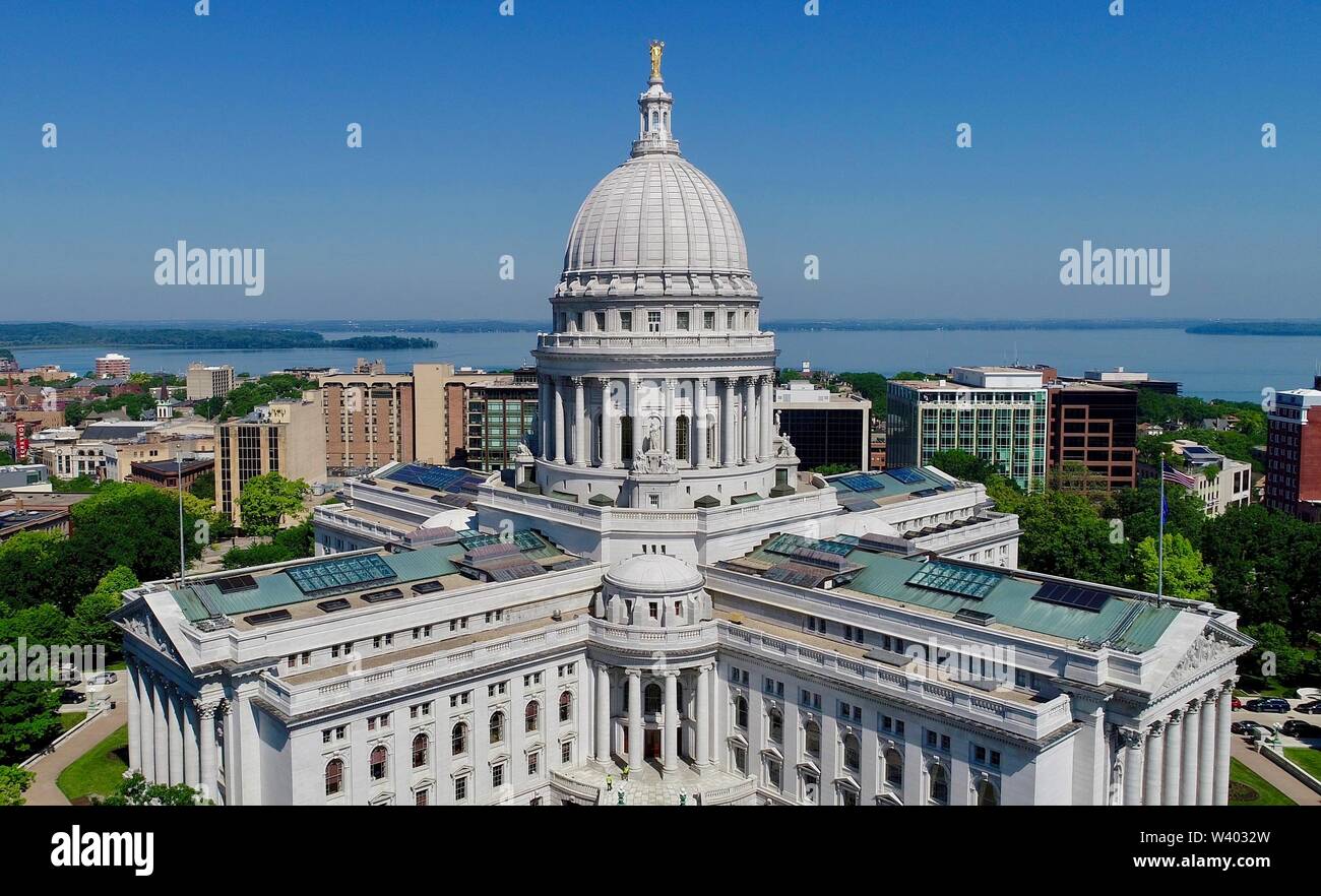 Spektakulär, Luftaufnahme von Wisconsin State Capitol Gebäude und das Grundstück um Capitol Square in sonniger, klarer Morgen, Madison, Wisconsin, USA Stockfoto