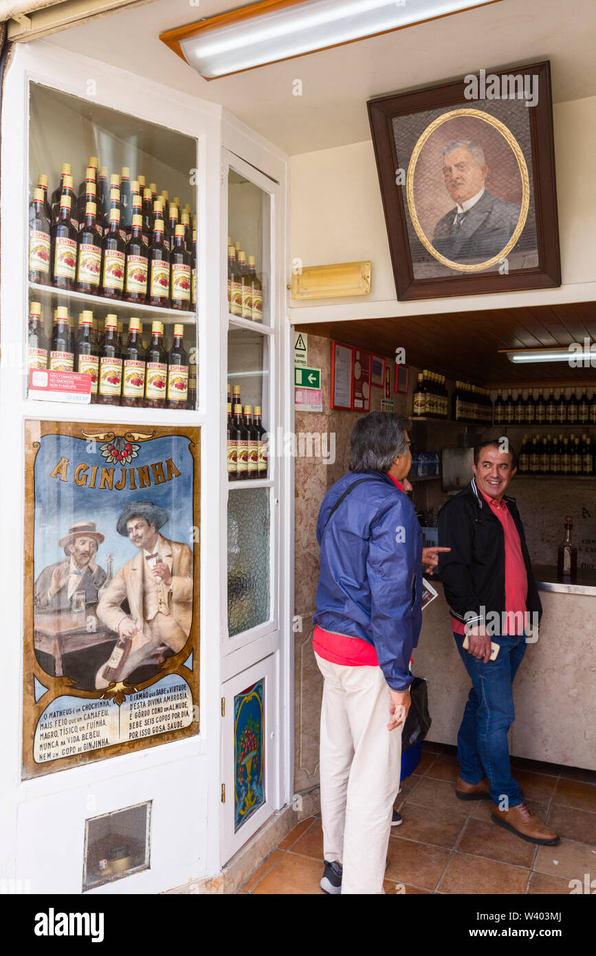 Die ginjinha der Praça de Sao Domingos ist eine Einrichtung gewidmet, Ginjinha, eine Art Sour Cherry Brandy typisch für Lissabon, Portugal zu verkaufen Stockfoto