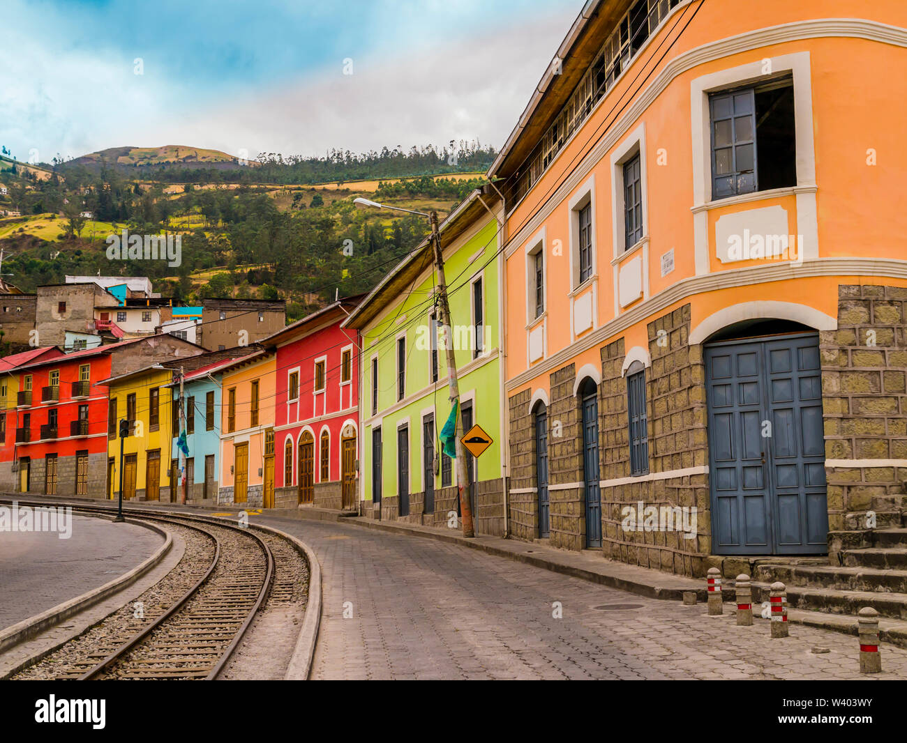 Raw von bunten Häuser in Alausi Bahnhof, Ausgangspunkt für Devil's Nase Zug in Ecuador Stockfoto