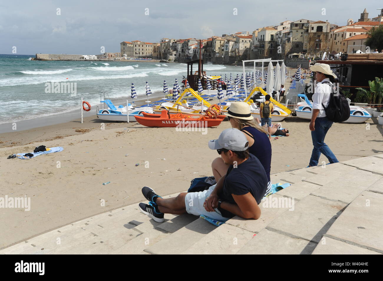 Cefalu direkt am Meer Stockfoto