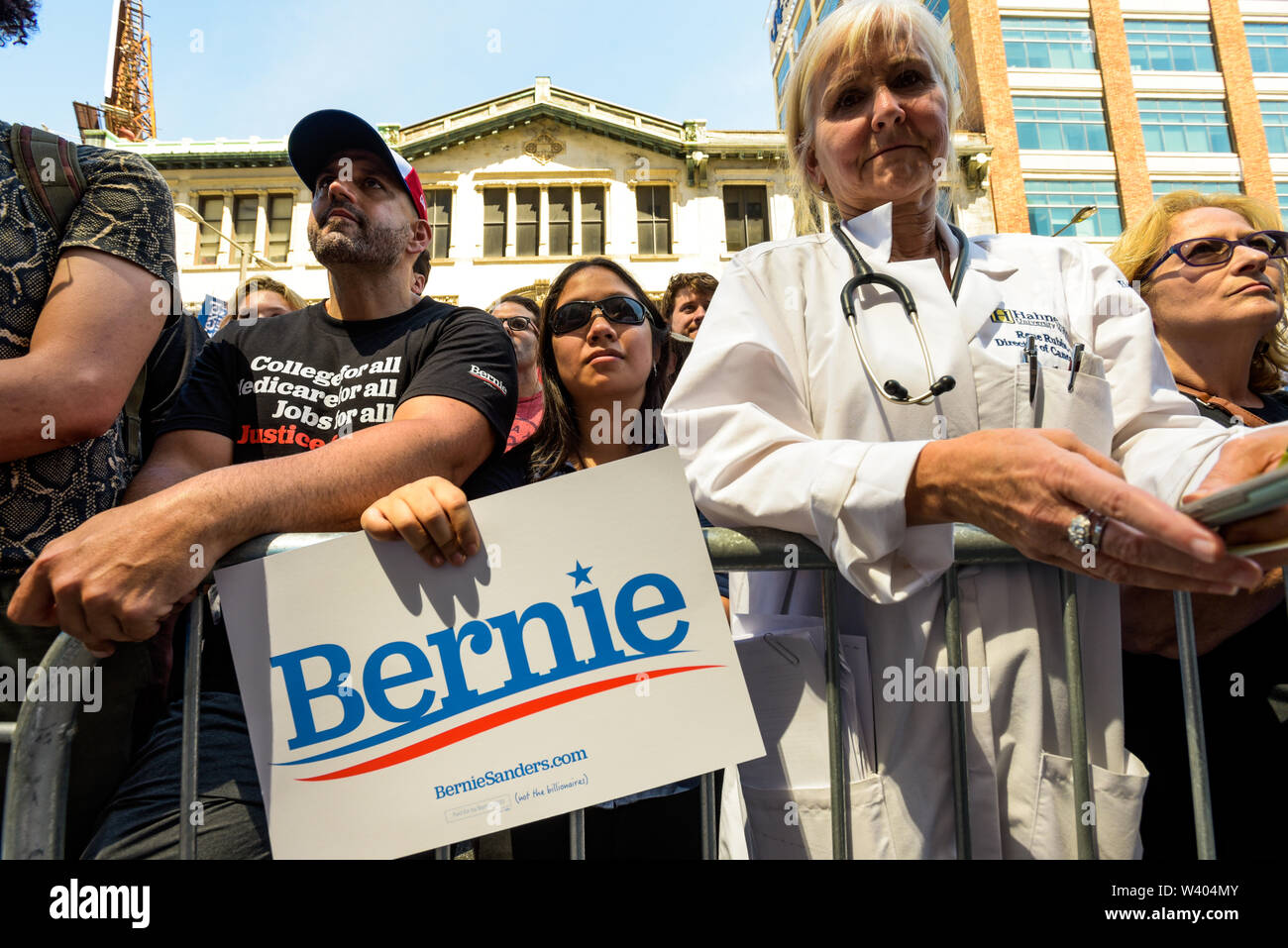 Philadelphia, Pennsylvania/USA. Hahnemann University Hospital Director von Krebs, Rene Rothstein-Rubin, steht an der Vorderseite eines Rally Menge US-Senator Bernie Sanders sprechen hören in der Verteidigung von Medicare für Alle und die Beseitigung der Private Equity Fonds aus dem Controlling health care. Juli 15, 2019. Foto: Chris Baker gleicht. Stockfoto