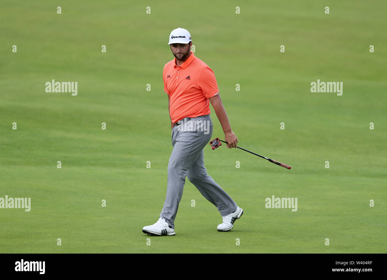 Spaniens Jon Rahm am 18. Tag eines der Open Championship 2019 im Royal Portrush Golf Club. Stockfoto