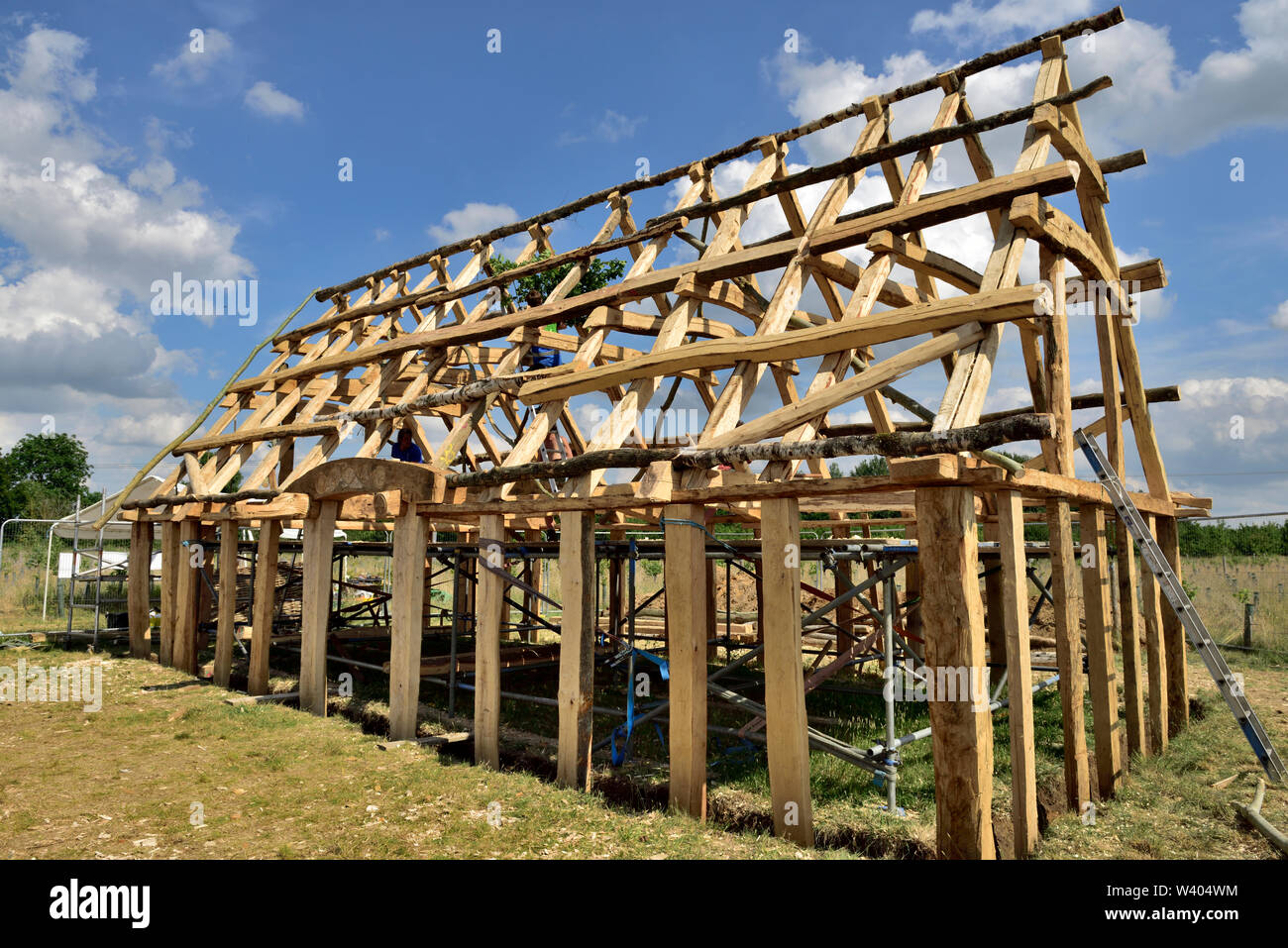 Eine neue Reproduktion der traditionellen mittelalterlichen Angelsächsischen Eiche gestaltete Gebäude mit den wichtigsten Rahmen nach oben Stockfoto
