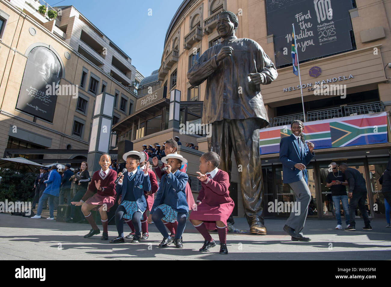 Johannesburg, Südafrika. 18 Juli, 2019. Schüler singen und tanzen am Nelson Mandela Square der Nelson Mandela Day, in Johannesburg, Südafrika, 18. Juli 2019 zu markieren. Südafrikaner Feiern zum 10. Jahrestag des Nelson Mandela am Donnerstag. Mandela Tag wurde offiziell von den Vereinten Nationen im November 2009 erklärt, vier Jahre, bevor er starb im Alter von 95 Jahren. Credit: Chen Cheng/Xinhua/Alamy leben Nachrichten Stockfoto