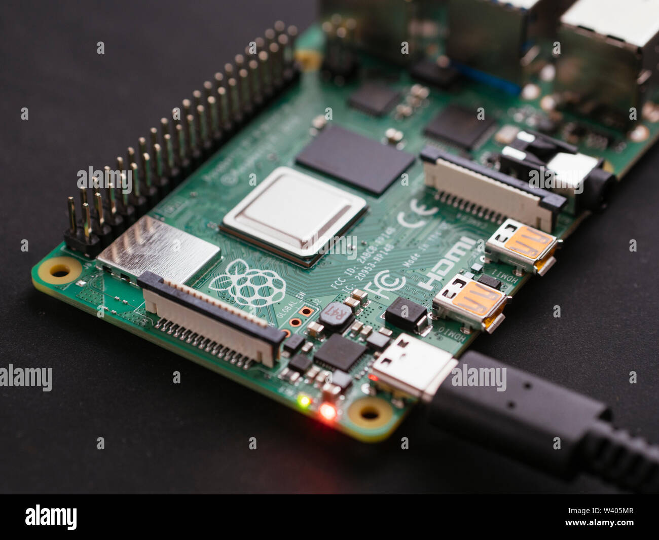 Raspberry Pi4-Modell B Single-board Computer (4 GB RAM) auf einem schwarzen antistatischen Matte. Stockfoto