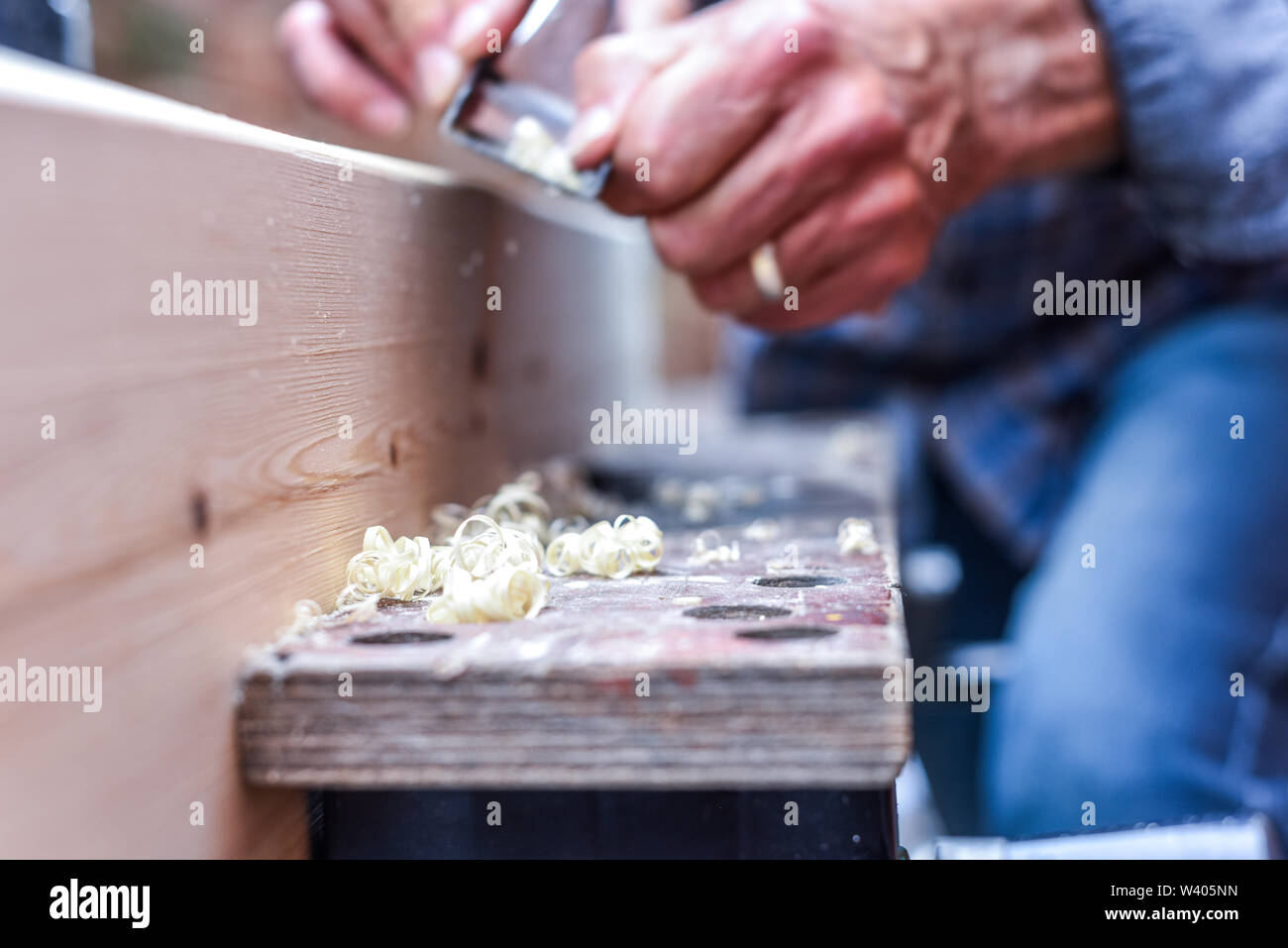Nahaufnahme der männlichen Händen tun Holzarbeiten mit Hilfe der Werkzeuge Stockfoto