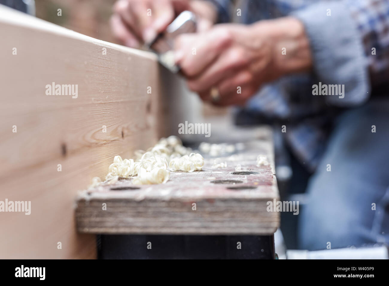 Nahaufnahme der männlichen Händen tun Holzarbeiten mit Hilfe der Werkzeuge Stockfoto