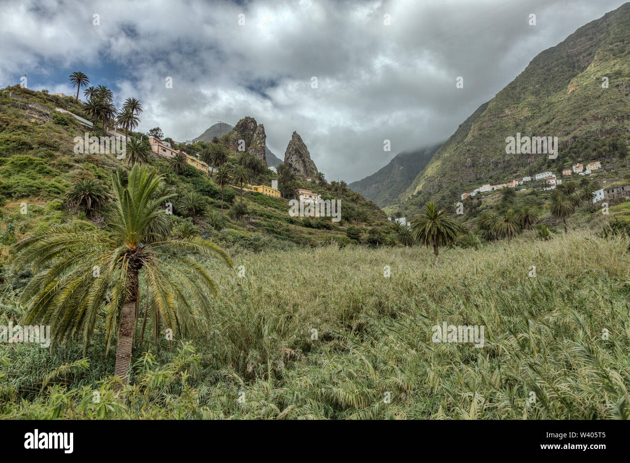 San Pedro-vulkanischen Felsen/Bergen, natürliche Wahrzeichen von La Hermigua auf La Gomera. Sonnigen Tag - typisch ländlichen Gegend, Bananenplantagen, Obstgärten Stockfoto