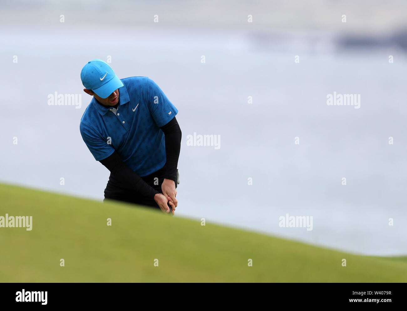 Portrush, Land, Antrim, Nordirland. Juli 2019 18. Die 148 Open Golf Championship, Royal Portrush, Runde eins; Rory McIlroy (NIR) Schläge auf der Rückseite der Grünen an der Gleichheit 4 5. Bohrung Credit: Aktion Plus Sport Bilder/Alamy leben Nachrichten Stockfoto