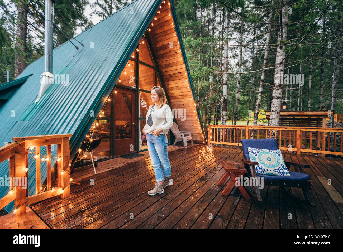 Mädchen in einem schönen A-Frame Hütte im Wald Stockfoto