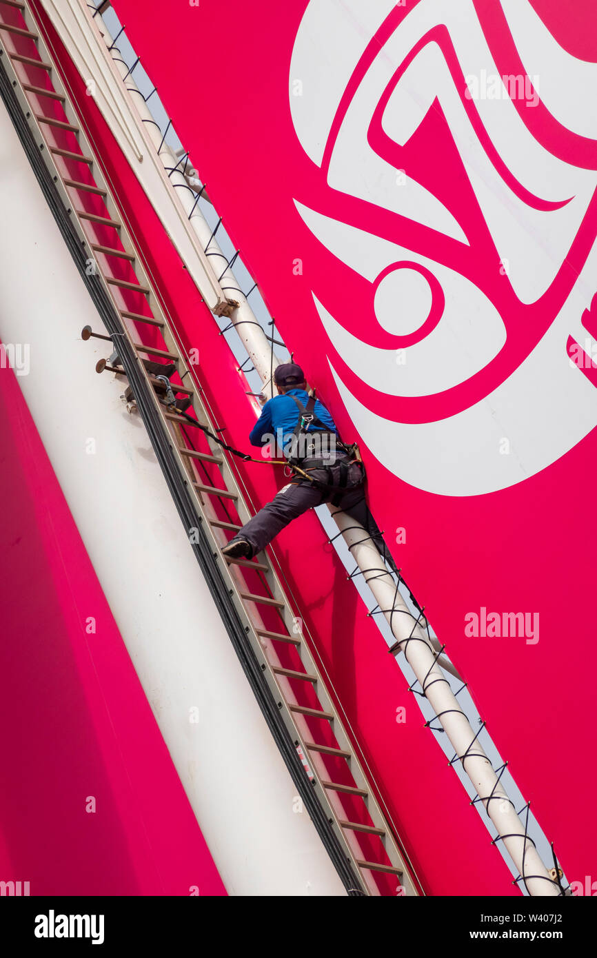 Arbeitnehmer, die eine Reparatur auf dem Rad von Liverpool Stockfoto