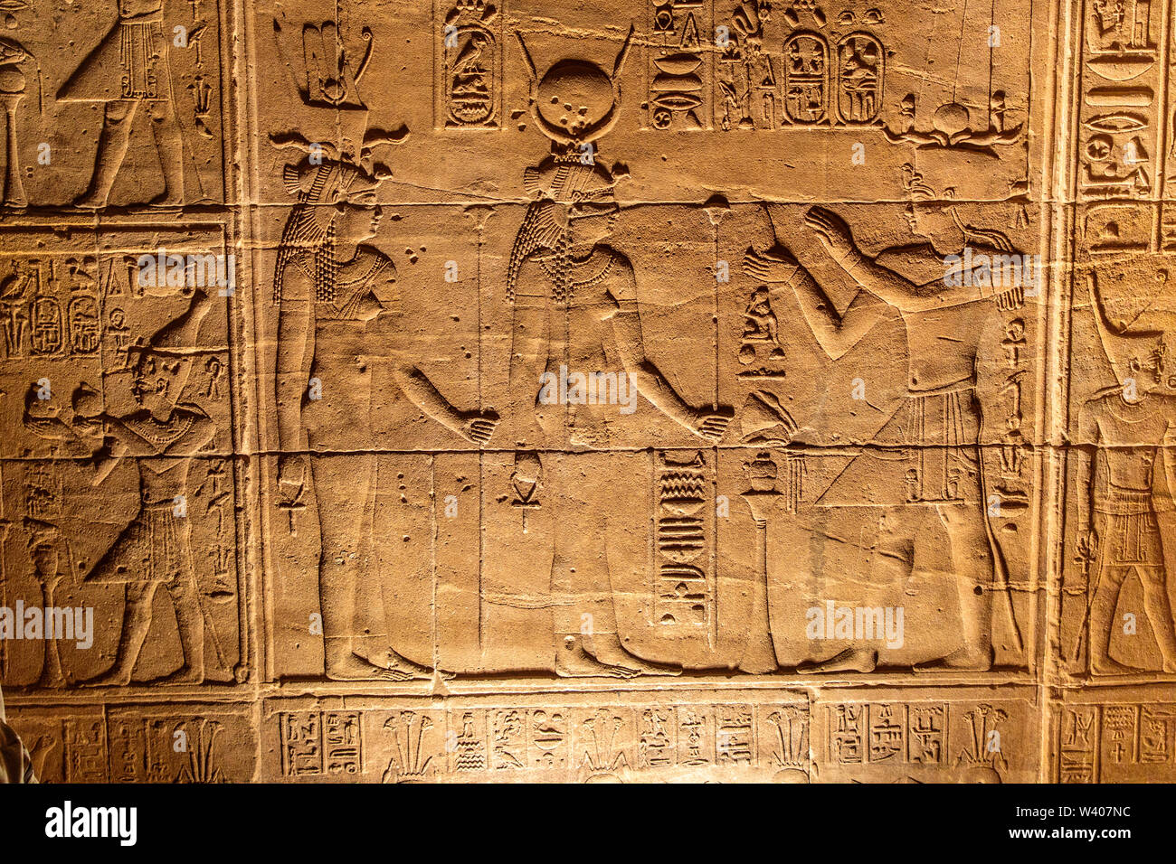 Ägyptische Hieroglyphen an einem Tempel der Isis auf Philae Stockfoto