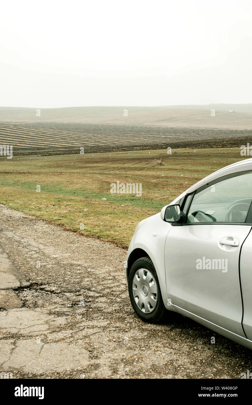 Unterwegs mit dem Auto auf der Fahrt hügel landschaft Stockfoto