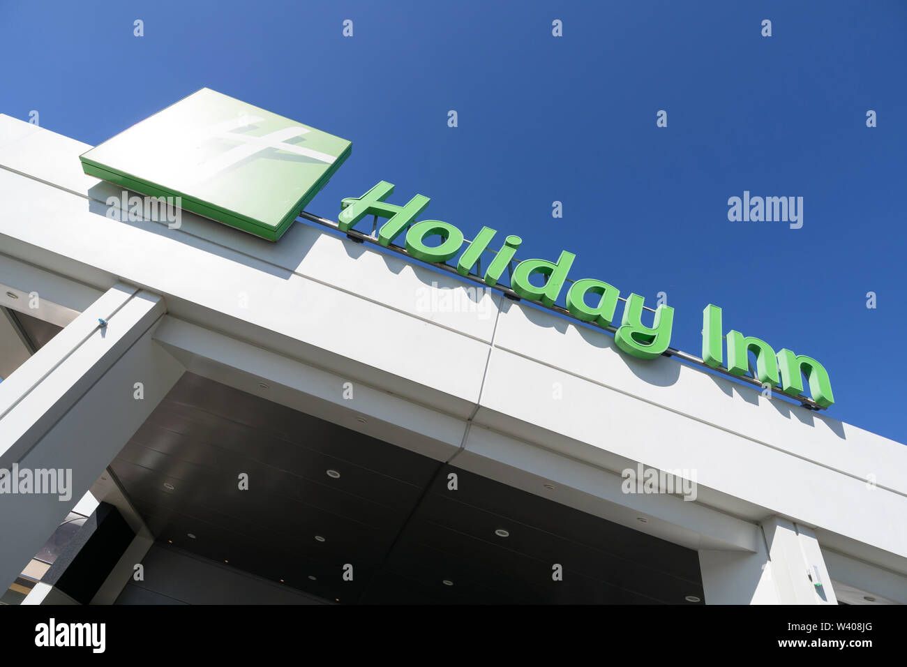 Holiday Inn Hotel in Leiden, Niederlande. Holiday Inn ist eine britisch-amerikanische Marke der Hotels und eine Tochtergesellschaft der InterContinental Hotels Group. Stockfoto