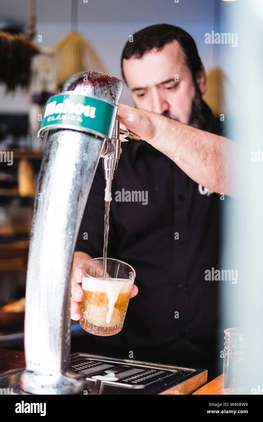 Der Barkeeper serviert Bier Stockfoto