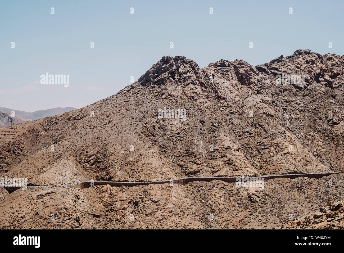 Straße in einer Wüste Berg Landschaft in Fuerteventura Stockfoto