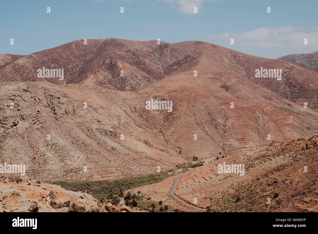 Wüstenlandschaft mit Straße in Fuerteventura Stockfoto