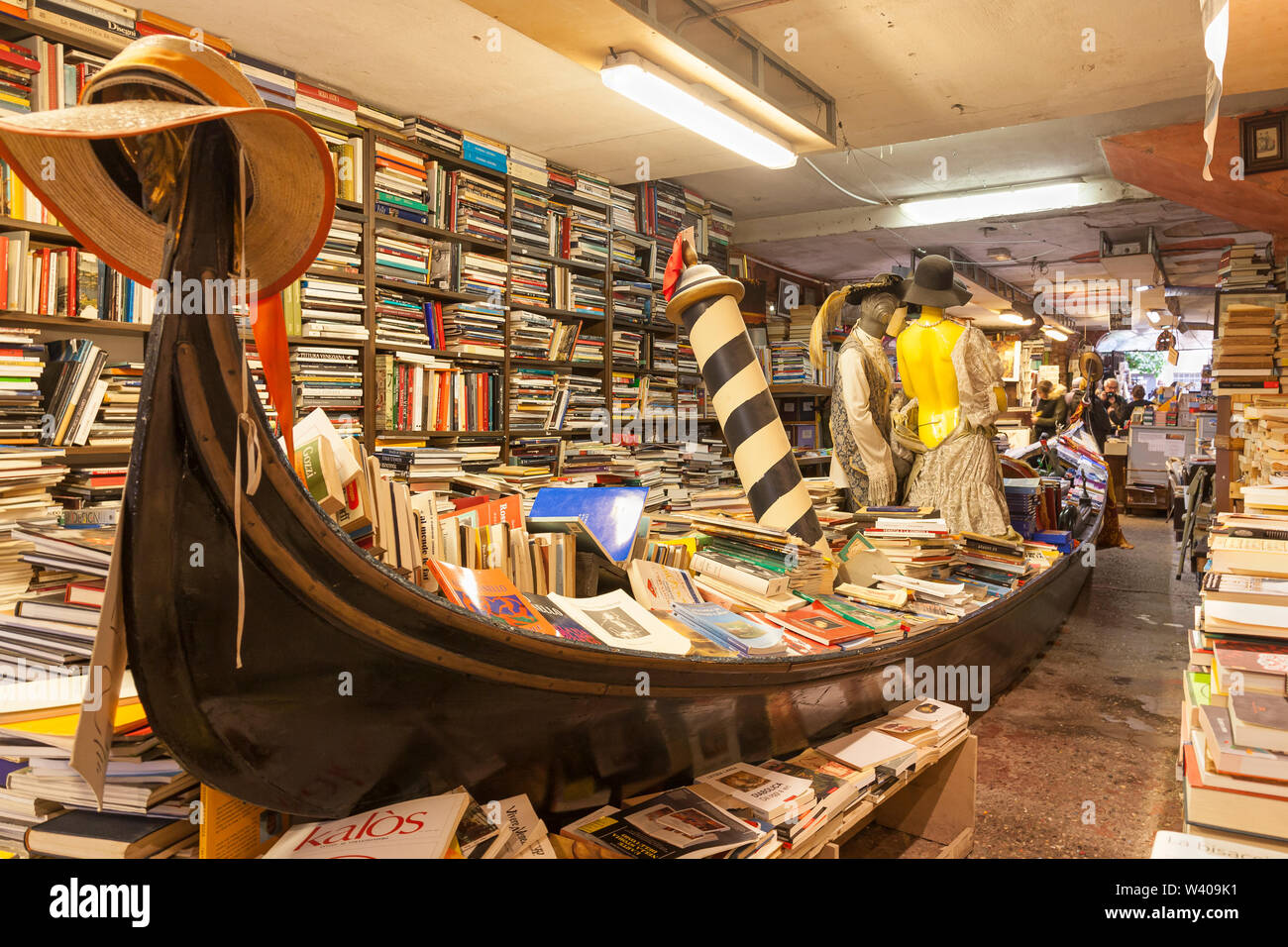 Innenraum der Libreria Acqua Alta, Buchhandlung, Castello, Venedig, Italien mit seinen Büchern in einer Gondel, um sie bei Flut trocken zu halten Stockfoto