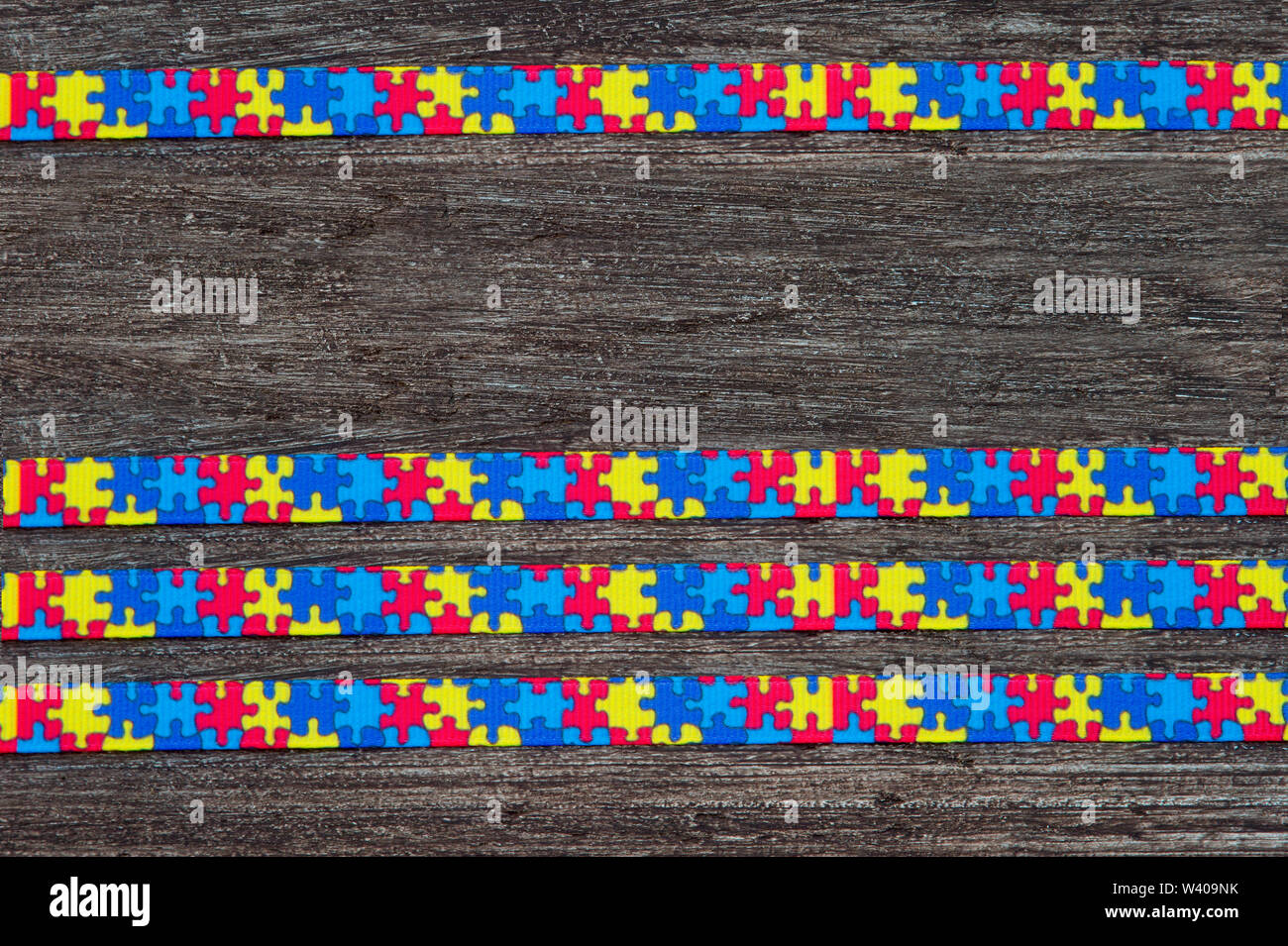 World Autism Bewußtsein und stolz Tag mit Puzzle Muster Ribbon Stockfoto