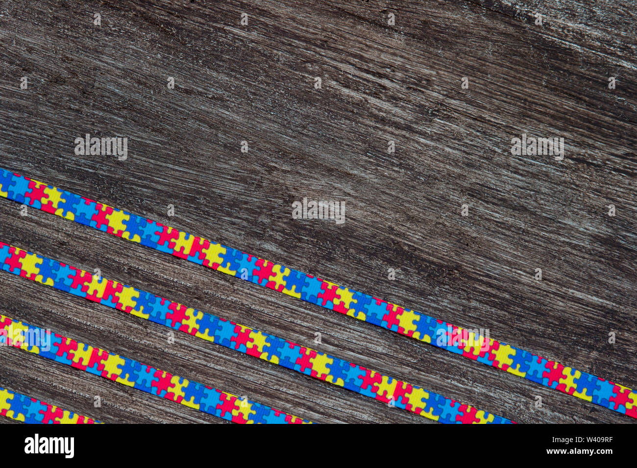 Welt Autismus Bewußtsein Tag mit Puzzle Band auf Holz- Hintergrund Stockfoto