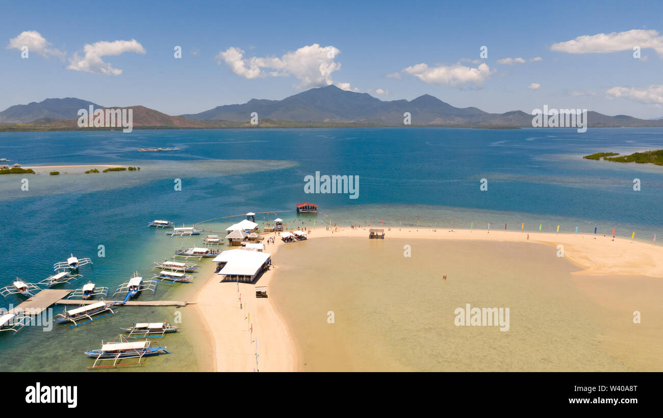 Island Hopping Tour bei Honda Bay, Palawan. Eine Insel mit weißem Sand mit Mangroven. Atoll mit einem weißen Insel, Ansicht von oben. Boote und Touristen auf dem Luli Insel Stockfoto