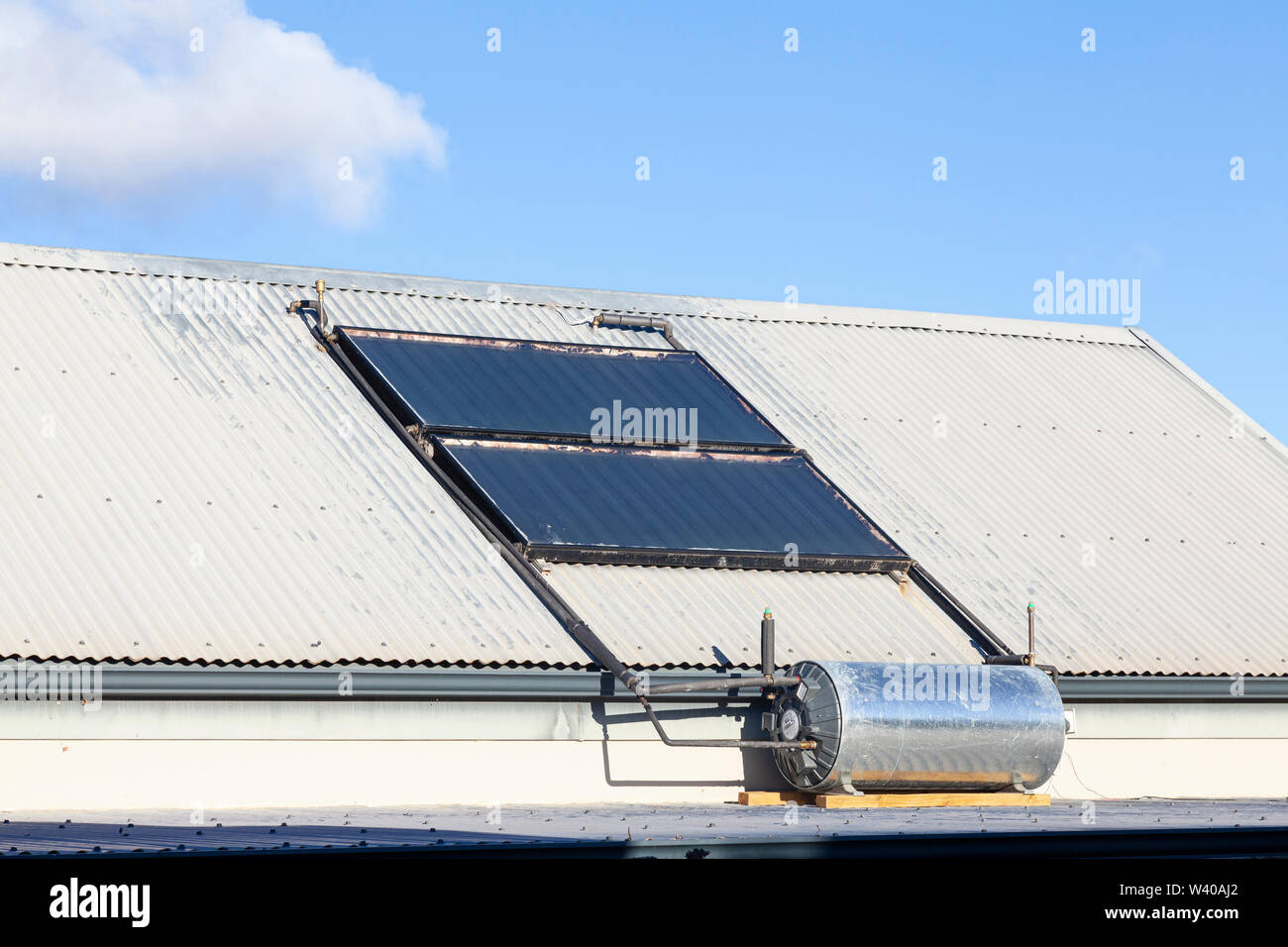 Dach montiert, Dachterrasse, inländische Solar Warmwasser Geysir mit Sonnenkollektoren und Wandler, erneuerbare, nachhaltige, alternative, grüne Energie. Geys Stockfoto