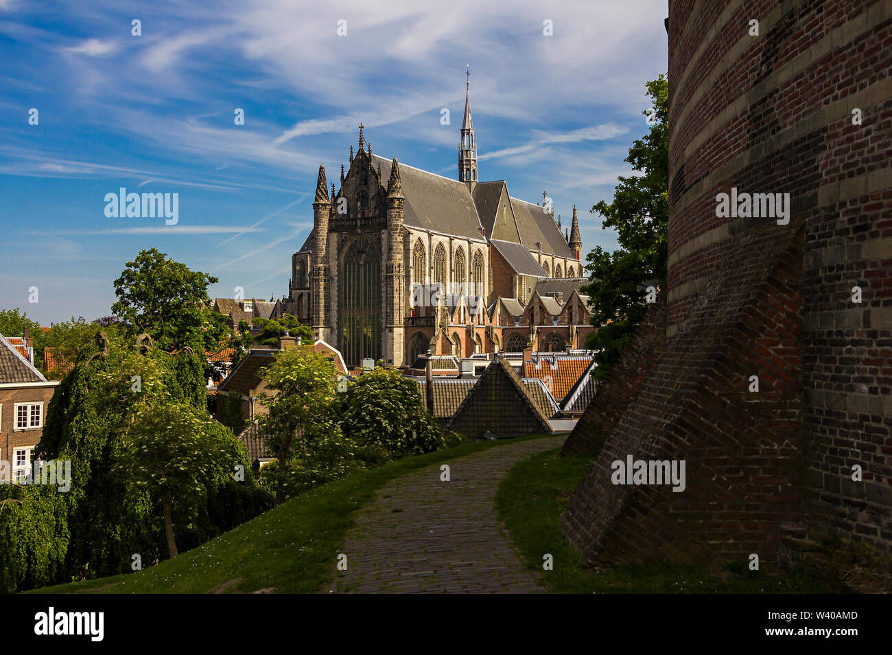 Leiden, Holland, Niederlande, 22. Mai 2019 den Blick auf Hooglandse Kerk aus dem Burcht van Leiden (Fort von Leiden), aus dem 11. Jahrhundert. Stockfoto